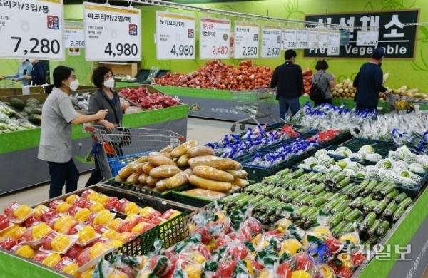 17일 수원시 권선구 하나로마트에서 장보러 온 시민들이 채소가격을 확인하고 있다. 긴 장마와 태풍 등의 여파로 각종 채소, 과일값이 급등하면서 추석을 앞둔 주부들의 마음을 무겁게 하고 있다. 김시범기자