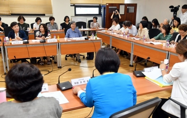 ‘경기도 여성 청소년 생리대 보편지급을 위한 토론회’가 열린 지난해 7월23일 경기도의회 소회의실에서 경기여성네트워크 관계자 등 참석자들이 토론을 하고 있다. 경기일보DB