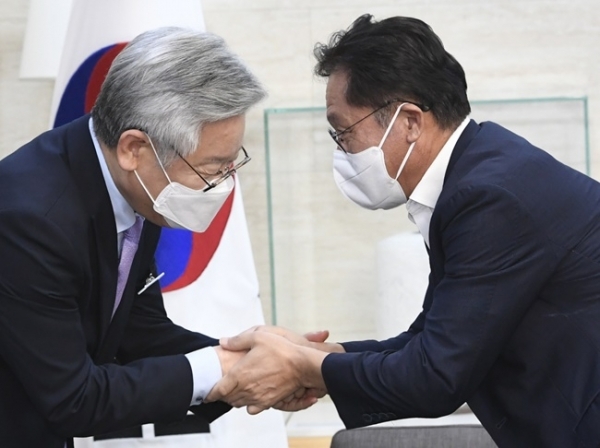 배진교 정의당 당대표 후보가 18일 오후 경기도청에서 이재명 경기도지사와 간담회 전 인사를 나누고 있다. 조주현 기자