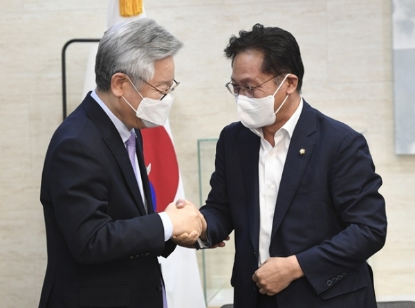 배진교 정의당 당대표 후보가 18일 오후 경기도청에서 이재명 경기도지사와 간담회 전 인사를 나누고 있다. 조주현 기자