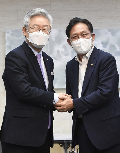 배진교 정의당 당대표 후보가 18일 오후 경기도청에서 이재명 경기도지사와 카메라 앞에서 포즈를 취하고 있다. 조주현 기자