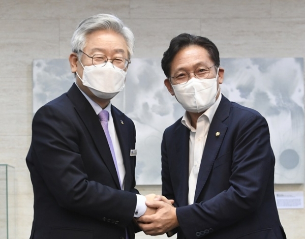 배진교 정의당 당대표 후보가 18일 오후 경기도청에서 이재명 경기도지사와 카메라 앞에서 포즈를 취하고 있다. 조주현 기자