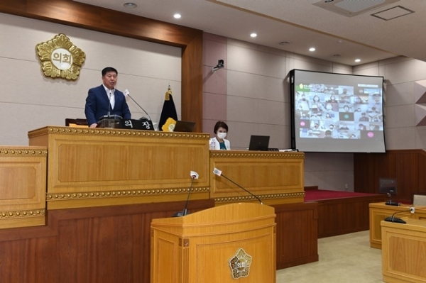 정덕영 의장이 코로나19 확산 차단을 위해 본회의 참석 인원을 최소화 하고 비대면 화상회의로 제321회 임시회 제1차 본회의를 진행하고 있다.