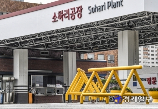 17일 오전 코로나19 확진자가 발생해 가동이 중단된 광명시 기아자동차 소하리공장의 모습.조주현기자