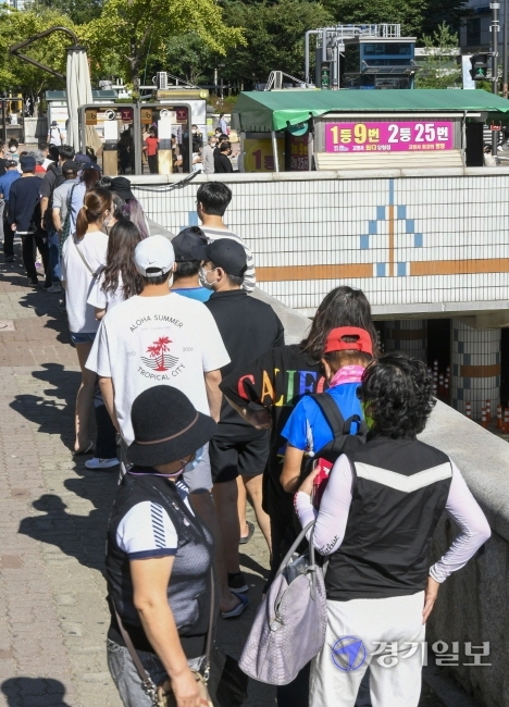 코로나19 장기화로 불황이 계속되는 가운데 19일 오후 고양시 일산동구 한 복권판매점에 일확천금을 꿈꾸는 시민들로 긴 줄이 늘어서 있다. 올 상반기 복권은 2조6천억원어치 팔려나가 2005년 이후 최대 규모의 판매를 기록한 것으로 나타났다.조주현기자