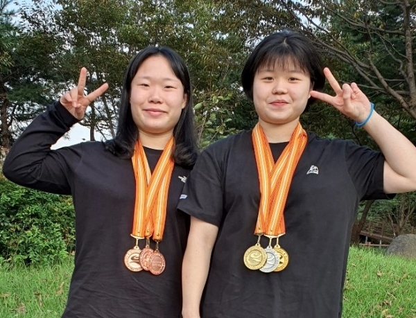 수원 청명고의 김한솔(오른쪽)과 신채영. 수원 청명고 제공