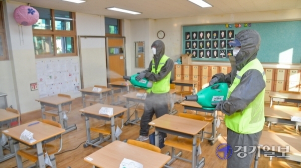 경기도내 유치원, 초ㆍ중ㆍ고교 등교 재개를 하루 앞둔 20일 오후 수원 영화초등학교 교실에서 방역관계자들이 소독을 하고 있다. 한편 다음 달 11일까지는 각 학교별로 등교인원이 제한돼, 원격 수업과 병행된다. 윤원규기자