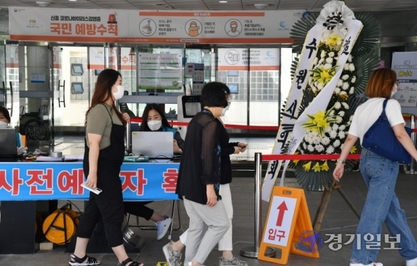 20일 오전 수원시연화장 추모의 집에서 성묘객들이 예약확인을 하고 있다. 코로나19 확산을 막기위해 경기도내 묘지와 봉안시설들이 추석 연휴기간 전후로 시설 폐쇄 또는 사전예약제를 운영하는 등 성묘객들의 방문을 제한하고 있다. 김시범기자