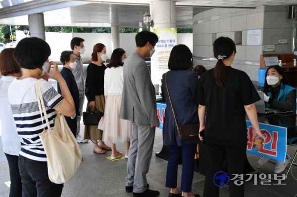 20일 오전 수원시연화장 추모의 집에서 성묘객들이 예약확인을 하고 있다. 코로나19 확산을 막기위해 경기도내 묘지와 봉안시설들이 추석 연휴기간 전후로 시설 폐쇄 또는 사전예약제를 운영하는 등 성묘객들의 방문을 제한하고 있다. 김시범기자
