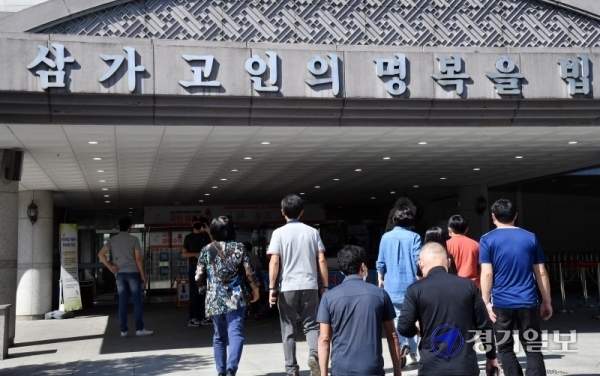 20일 오전 수원시연화장 추모의 집에서 성묘객들이 예약확인을 하고 있다. 코로나19 확산을 막기위해 경기도내 묘지와 봉안시설들이 추석 연휴기간 전후로 시설 폐쇄 또는 사전예약제를 운영하는 등 성묘객들의 방문을 제한하고 있다. 김시범기자