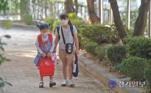 코로나19로 통제됐던 수도권 지역 유·초·중·고 학생들의 등교가 한달여만에 재개된 21일 오전 수원 원일초등학교 학생들이 등교하고 있다. 윤원규기자