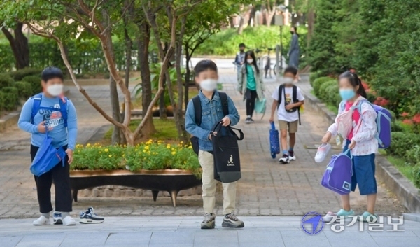 코로나19로 통제됐던 수도권 지역 유·초·중·고 학생들의 등교가 한달여만에 재개된 21일 오전 수원 원일초등학교 학생들이 등교하고 있다. 윤원규기자