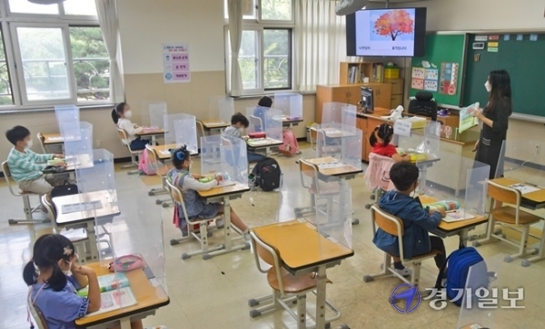 코로나19로 통제됐던 수도권 지역 유·초·중·고 학생들의 등교가 한달여만에 재개된 21일 오전 수원 원일초등학교 1학년 학생들이 거리두기를 하고 수업을 듣고 있다. 윤원규기자