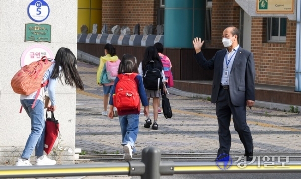 인천을 비롯한 수도권 지역의 유·초·중·고 학생들의 등교가 한달여만에 이뤄진 21일 오전 서구 해원초등학교 김동래 교장이 부임한지 21일 만에 처음 만나는 3학년 학생들과 인사를 나누고 있다. 이날 해원초는 1, 3학년 홀수반이 등교했다. 장용준기자