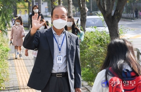 인천을 비롯한 수도권 지역의 유·초·중·고 학생들의 등교가 한달여만에 이뤄진 21일 오전 서구 해원초등학교 김동래 교장이 부임한지 21일 만에 처음 만나는 3학년 학생들과 인사를 나누고 있다. 이날 해원초는 1, 3학년 홀수반이 등교했다. 장용준기자