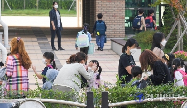 인천을 비롯한 수도권 지역의 유·초·중·고 학생들의 등교가 한달여만에 이뤄진 21일 오전 서구의 한 초등학교 1학년 학부모들이 학생들을 배웅하고 있다. 장용준기자
