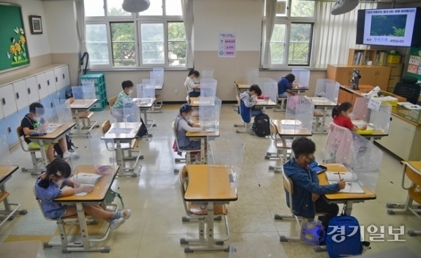 수도권 지역 유·초·중·고 학생들의 등교가 한달여만에 재개된 21일 오전 수원 원일초등학교 1학년 학생들이 거리두기를 하고 수업을 듣고 있다. 윤원규기자