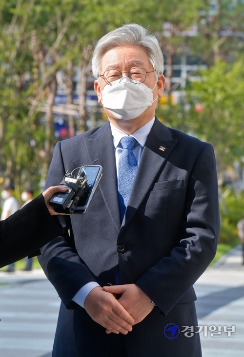 이재명 경기도지사가 대법원 무죄취지 파기환송결정 이후 첫 파기환송심이 열린 21일 오후 수원 수원법원종합청사에 출석하고 있다. 윤원규기자