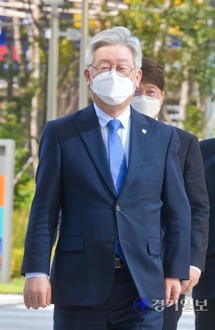 이재명 경기도지사가 대법원 무죄취지 파기환송결정 이후 첫 파기환송심이 열린 21일 오후 수원 수원법원종합청사에 출석하고 있다. 윤원규기자