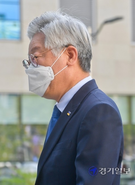 이재명 경기도지사가 대법원 무죄취지 파기환송결정 이후 첫 파기환송심이 열린 21일 오후 수원 수원법원종합청사에 출석하고 있다. 윤원규기자