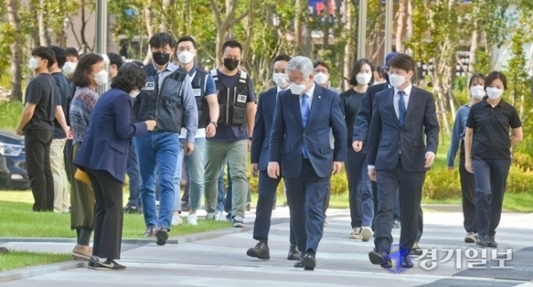 이재명 경기도지사가 대법원 무죄취지 파기환송결정 이후 첫 파기환송심이 열린 21일 오후 수원 수원법원종합청사에 출석하며 지지자에게 인사하고 있다. 윤원규 기자