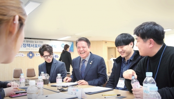 최대호 안양시장이 안양시청년정책서포터즈와 청년 정책에 대해 이야기를 나누며 환하게 웃고 있다. 안양시 제공