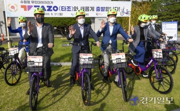 수원형 무인대여자전거 ‘타조’(TAZO) 출시 행사가 열린 21일 오후 염태영 수원시장 등이 시청 앞마당에서 시승을 하고 있다. 조주현기자