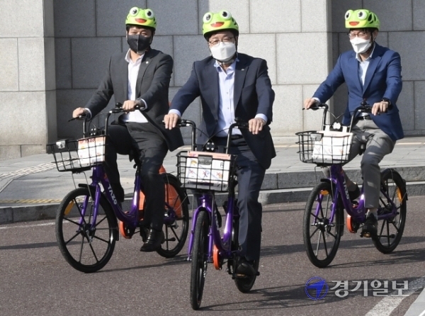 수원형 무인대여자전거 ‘타조’(TAZO) 출시 행사가 열린 21일 오후 염태영 수원시장 등이 시청 앞마당에서 시승을 하고 있다. 조주현기자