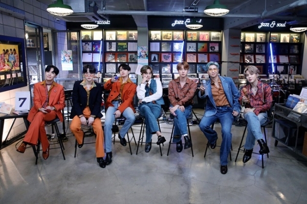 미국 공영 라디오 방송 NPR 뮤직의 인기 프로그램 '타이니 데스크 콘서트(Tiny Desk Concert)'에 출연한 방탄소년단. 빅히트엔터테인먼트