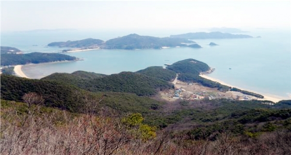 인천 옹진군 덕적면에 조성예정인 덕적도 자연휴양림 조감도 및 전경.<옹진군 제공>
