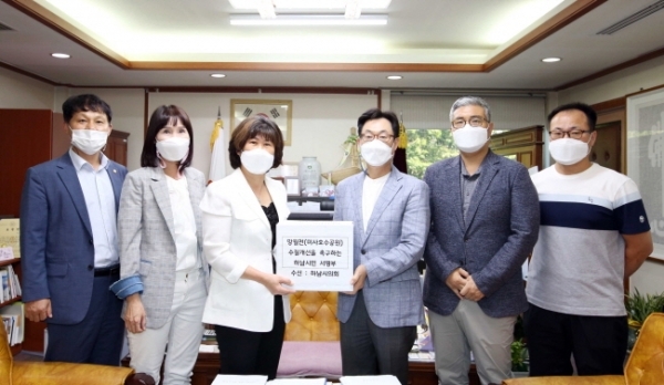 (사진)미사호수공원 수질개선 서명부 전달받아