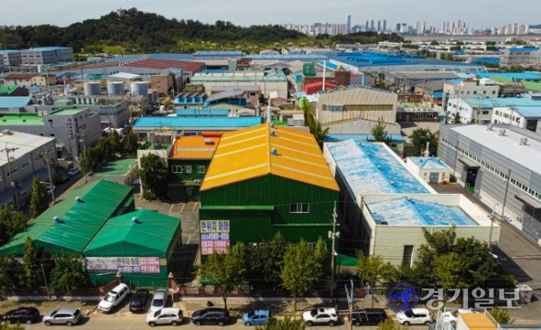23일 오후 시흥시 시화국가산업단지 한 공장 외벽에 매매를 알리는 현수막이 걸려 있다. 코로나19 여파로 경기 불황이 계속되면서 반월·시화공단 내 폐업 및 매매, 임대를 원하는 업체들이 늘어날 것으로 전망되고 있다. 조주현기자