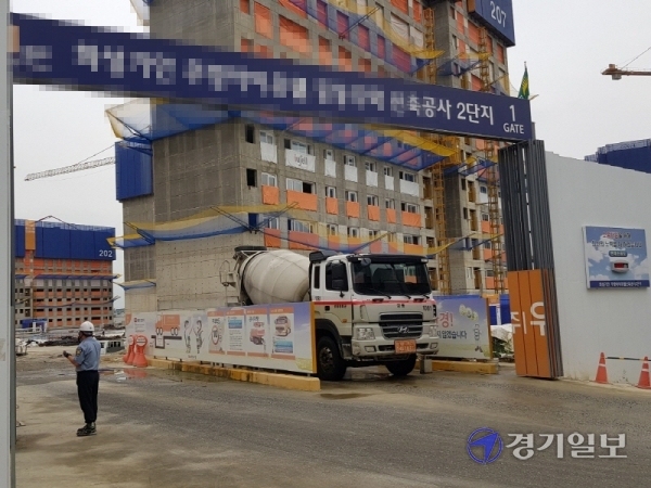 화성시 기안동의 한 아파트 입주민들이 인근 공사현장에서 발생하는 소음으로 1년 넘게 고통을 호소하는 가운데 23일 해당 공사현장에서 트럭이 오가는 등 공사가 진행되고 있다. 채태병기자