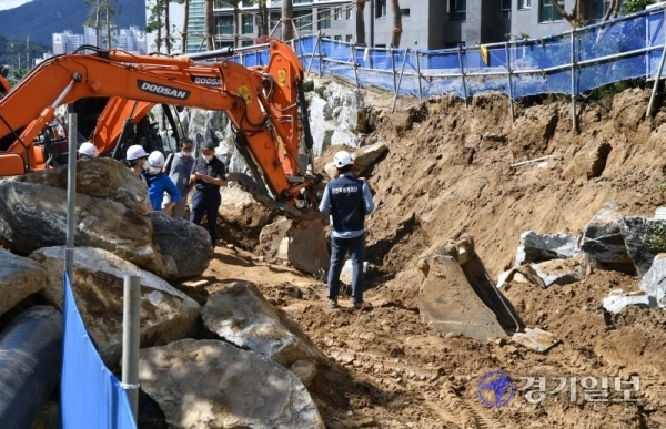 24일 오전 안양시 호계동 한 아파트 신축 공사장에서 옹벽이 무너져 두명이 매몰되는 사고가 발생, 관계자들이 사고 수습 및 원인을 조사하고 있다. 이번 사고로 1명이 숨지고 1명이 부상을 당해 병원으로 이송됐다. 김시범기자