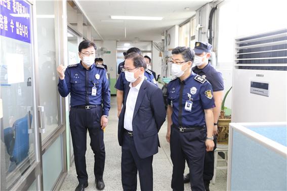김명철 서울지방교정청장은 지난 24일 코로나 19 방역 실태를 점검하기 위해 소속 교정기관인 서울구치소(소장 신용해)를 방문했다.