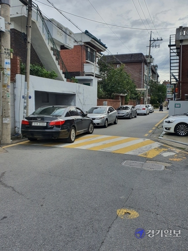 주차장 입구를 막고 있는 건물주의 차.