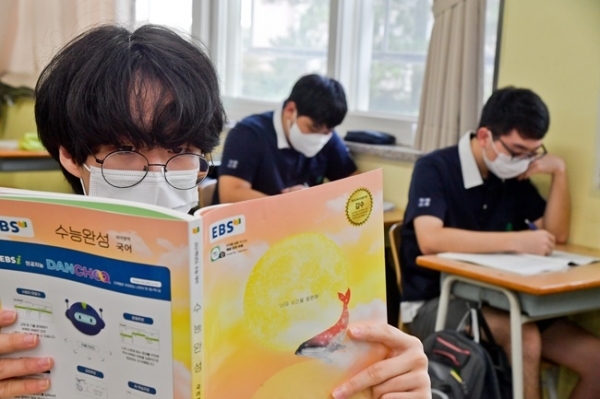 2021학년도 대학수학능력시험을 100여일 앞둔 지난달 24일 오후 수원 유신고등학교 3학년 교실에서 수험생들이 마스크를 쓴 채 수능준비에 몰두하고 있다. 경기일보DB