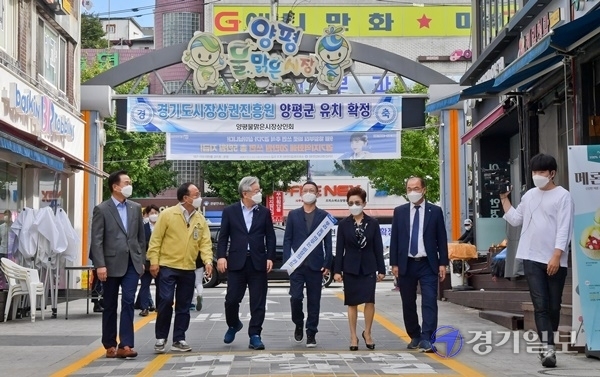 25일 오후 추석을 맞아 양평 물맑은시장을 찾은 이재명 경기도지사가 정동균 양평군수 등 관계자들과 시장을 돌며 지역화폐로 물품을 구매하고 있다. 이번 방문은 전통시장 상인 격려 및 지역화폐 시연을 위해 진행됐다. 윤원규기자