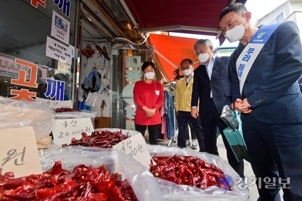 25일 오후 추석을 맞아 양평 물맑은시장을 찾은 이재명 경기도지사가 정동균 양평군수 등 관계자들과 시장을 돌며 지역화폐로 물품을 구매하고 있다. 이번 방문은 전통시장 상인 격려 및 지역화폐 시연을 위해 진행됐다. 윤원규기자