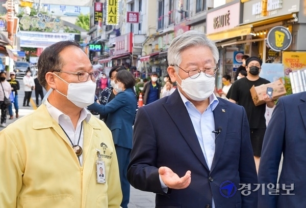 25일 오후 추석을 맞아 양평 물맑은시장을 찾은 이재명 경기도지사가 정동균 양평군수 등 관계자들과 시장을 돌며 지역화폐로 물품을 구매하고 있다. 이번 방문은 전통시장 상인 격려 및 지역화폐 시연을 위해 진행됐다. 윤원규기자