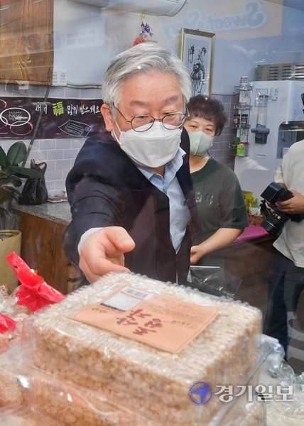 25일 오후 추석을 맞아 양평 물맑은시장을 찾은 이재명 경기도지사가 정동균 양평군수 등 관계자들과 시장을 돌며 지역화폐로 물품을 구매하고 있다. 이번 방문은 전통시장 상인 격려 및 지역화폐 시연을 위해 진행됐다. 윤원규기자