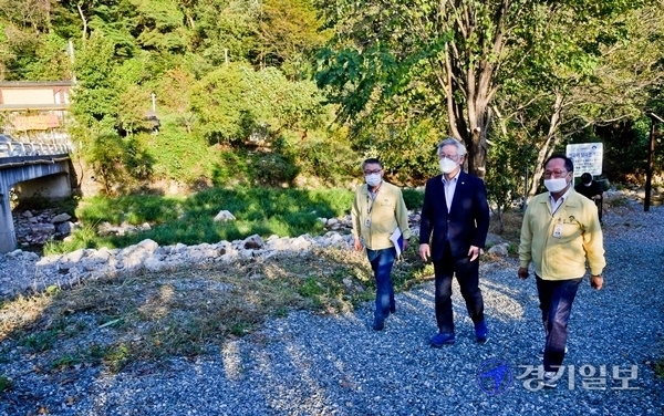 25일 오후 양평 용문면 중원천을 찾은 이재명 경기도지사가 정동균 양평군수와 청정계곡으로 정리된 현장을 방문, 점검하고 있다. 윤원규기자