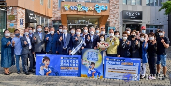 25일 오후 추석을 맞아 양평 물맑은시장을 찾은 이재명 경기도지사가 정동균 양평군수 등 관계자들과 기념촬영을 하고 있다. 이번 방문은 전통시장 상인 격려 및 지역화폐 시연을 위해 진행됐다. 윤원규기자