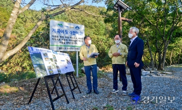 25일 오후 양평 용문면 중원천을 찾은 이재명 경기도지사가 정동균 양평군수와 청정계곡으로 정리된 현장을 방문, 점검하고 있다. 윤원규기자
