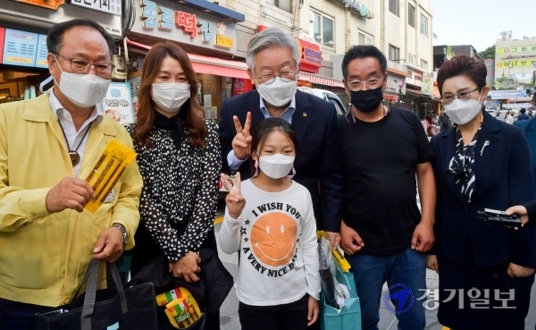 25일 오후 추석을 맞아 양평 물맑은시장을 찾은 이재명 경기도지사가 정동균 양평군수 등 관계자들과 시민들과 기념촬영을 하고 있다. 이번 방문은 전통시장 상인 격려 및 지역화폐 시연을 위해 진행됐다. 윤원규기자