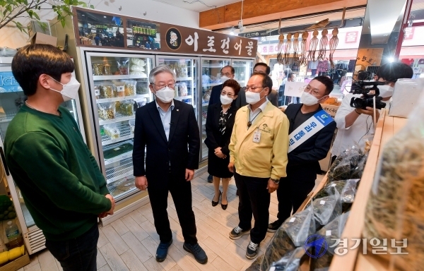 25일 오후 추석을 맞아 양평 물맑은시장을 찾은 이재명 경기도지사가 정동균 양평군수 등 관계자들과 시장을 돌며 지역화폐로 물품을 구매하고 있다. 이번 방문은 전통시장 상인 격려 및 지역화폐 시연을 위해 진행됐다. 윤원규기자