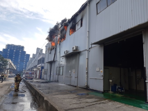 인천 서구 가좌동의 한 자동차 부품 제조업체 화재 현장.
