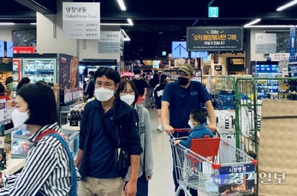 추석 대목을 앞두고 롯데마트 시흥배곧점에 사람들이 몰리면서 방역 조치를 위반하는 사례들이 속출하고 있다. 김형수기자