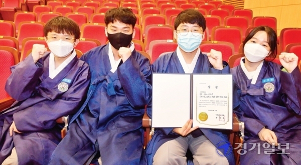 27일 수원 아주대학교 연암관에서 열린 '제10회 전국학생 글로벌경제토론대회' 결선 경기에서 국회교육위원회 상을 받은 민족사관고등학교 '조선은한겨레'팀이 기념촬영을 하고 있다. 윤원규기자