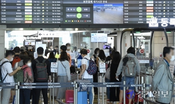 27일 오전 김포공항 국내선 출국장이 이른 귀성객과 여행객들로 붐비고 있다. 코로나19 확산 방지를 위해 정부가 추석명절 귀성 자제를 요청하는 가운데 연휴기간 동안 국내 여행을 떠나려는 시민들이 크게 늘고 있다.  조주현기자
